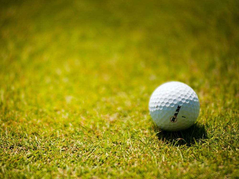 STOCK IMAGE - GOLF BALL ON GREEN